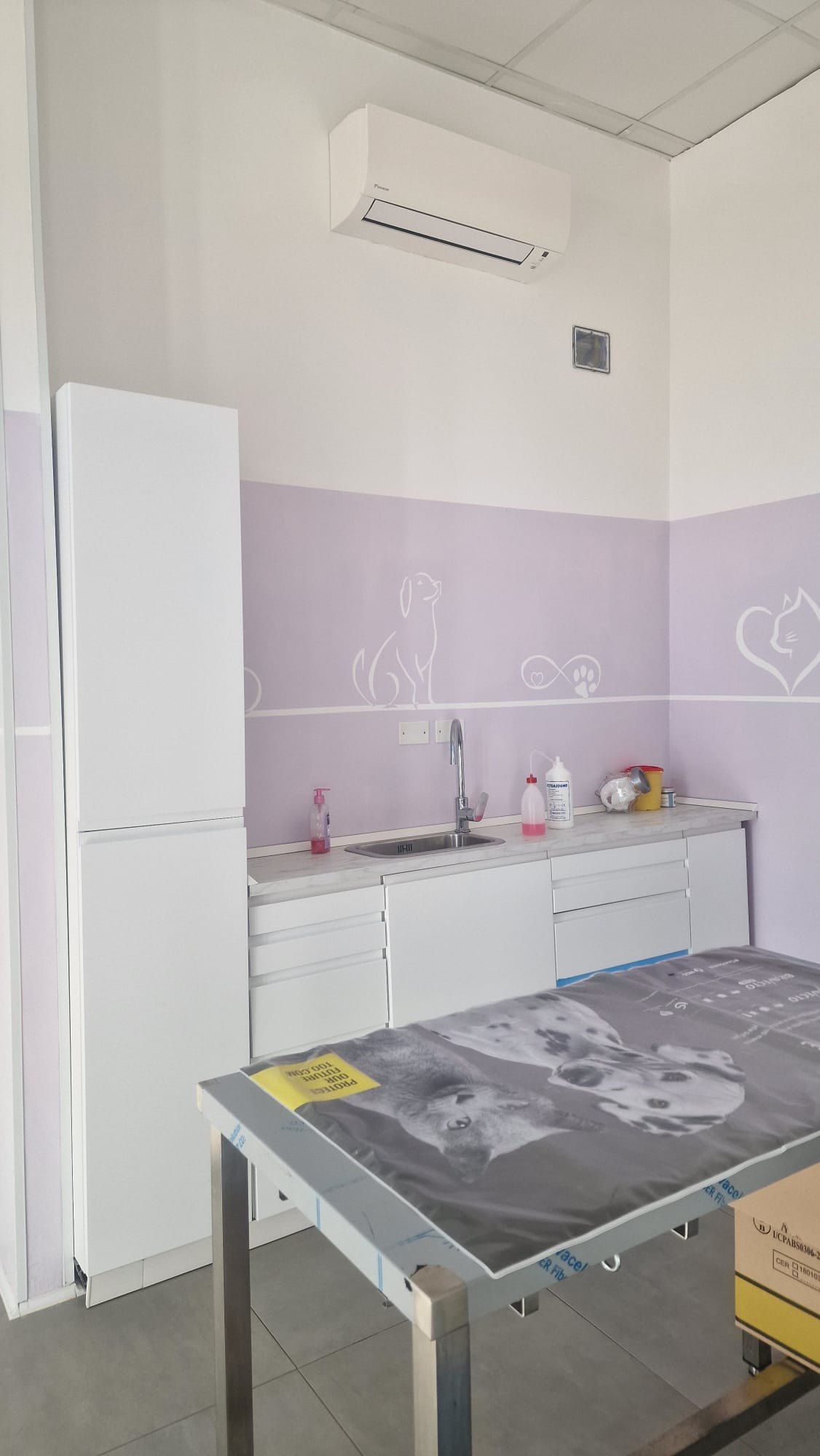 Sala trattamenti dell'ambulatorio con lavandino e piano di lavoro